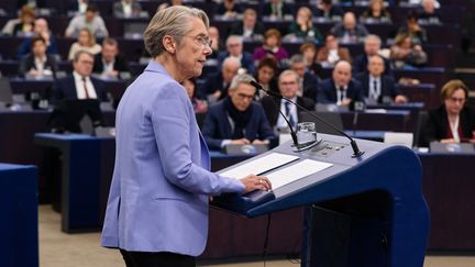 La Première ministre Elisabeth Borne parle lors des Assises des départements à Strasbourg (Bas-Rhin), au Parlement européen, le 10 novembre 2023. (MATHILDE CYBULSKI / HANS LUCAS / AFP)