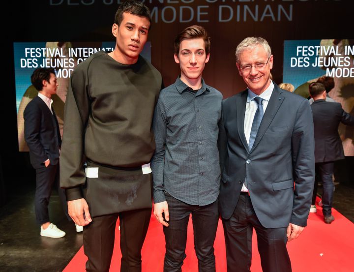 Le modèle, le créateur Clément Dollet -grand prix homme au Festival des jeunes créateurs de mode de Dinan (avril 2016), et Mickael Scherpe, PDG de Messe Franckfurt
 (Jean-Louis Coulombel)