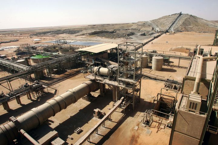 Vue générale des installations de l'usine de traitement de minerai de la Somair, à Arlit, Niger. (PIERRE VERDY / AFP)