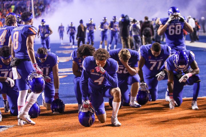 Les joueurs des Broncos de l'université de Boise State (Idaho) mettent un genou à terre avant une rencontre contre les Wyoming Cowboys, le 21 octobre 2017. (LOREN ORR / GETTY IMAGES NORTH AMERICA)