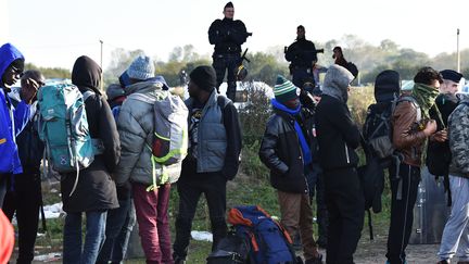 Des migrants attendent les bus le jour de l'évacuation de la "jungle" de Calais (Pas-de-Calais), le 27 octobre 2016.&nbsp; (PHILIPPE HUGUEN / AFP)