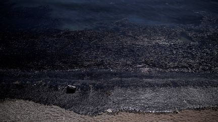 L'île grecque de Salamine est en partie polluée depuis le naufrage dimanche 10 septembre d'un pétrolier. (ANGELOS TZORTZINIS / AFP)