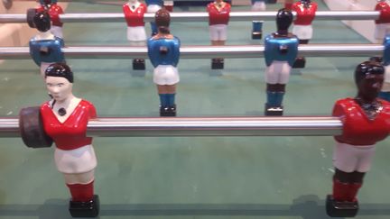 Les figurines féminines du baby-foot.&nbsp; (JEROME VAL/RADIOFRANCE)