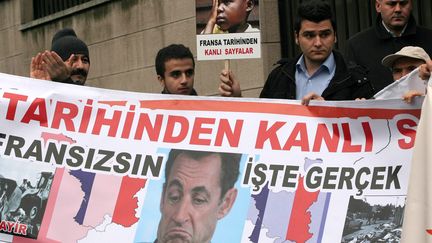 A Ankara (Turquie), des militants du Parti pour la justice et le d&eacute;veloppement protestent contre le vote par la France d'une loi condamnant la n&eacute;gation du g&eacute;nocide arm&eacute;nien, le 23 d&eacute;cembre 2011.&nbsp; (ADEM ALTAN / AFP)