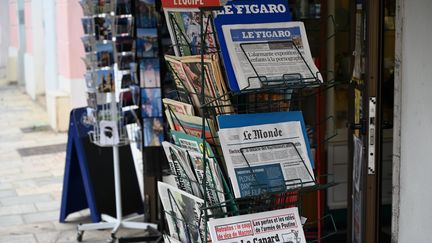 Des journaux sont présentés dans un magasin de presse, le 29 septembre 2022, à Ajaccio (Corse-du-Sud). (MAXPPP)