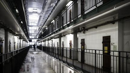 Un surveillant pénitentiaire fait une ronde dans la prison de Fresnes (Val-de-Marne), le 17 octobre 2018. (PHILIPPE LOPEZ / AFP)