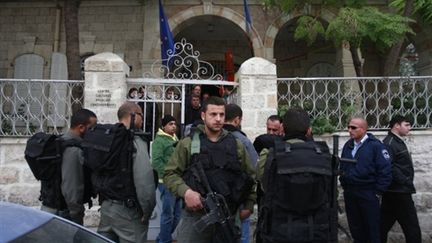 Le centre culturel français à Jérusalem entouré par des policiers israéliens le 17 décembre 2009 (AFP PHOTO/AHMAD GHARABLI)