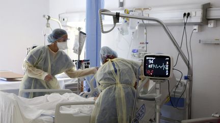 Des soignants s'occupent d'un patient souffrant du Covid-19, le 5 août 2021, à l'hôpital de Bastia (Haute-Corse). (PASCAL POCHARD-CASABIANCA / AFP)