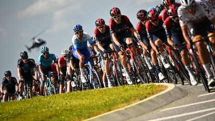 Le peloton du 109e Tour de France a quitté les routes danoises pour revenir en France, dès mardi 5 juillet 2022. (MARCO BERTORELLO / AFP)