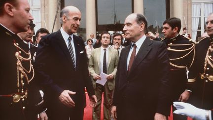 Val&eacute;ry Giscard d'Estaing et Fran&ccedil;ois Mitterrand lors de l'investiture de ce dernier, le 21 mai 1981.&nbsp; (AFP)