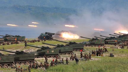 Photo non datée, relayée par l'agence de presse officielle nord-coréenne KCN le 26 août 2017, montrant des tirs de roquettes par l'armée lors d'un exercice.&nbsp; (KCNA VIA KNS)