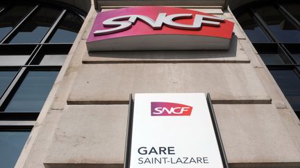 Un panneau de la SNCF &agrave; la gare Saint-Lazare, &agrave; Paris, le 14 mars 2012. (ERIC PIERMONT / AFP)