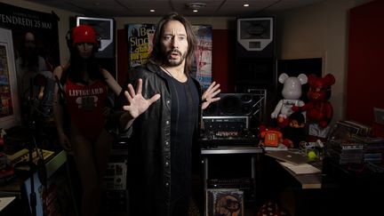 Le DJ Bob Sinclar dans son studio lors d'une session parisienne le 14 mai 2020 (JOEL SAGET / AFP)