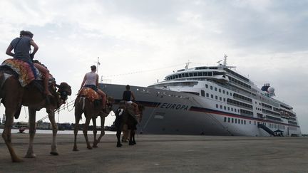 Des touristes participent à une excursion au port de la Goulette, le jeudi 6 octobre à Tunis en Tunisie. (JUSTINE FONTAINE)