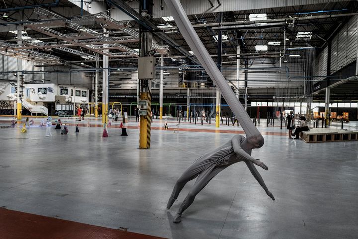 Dans l'ancienne usine Fagor-Brandt, la création "Elastic Bonding" de la Suédoise&nbsp;Malin Bülow implique des performances de danseurs emprisonnés dans des membranes (16 septembre 2019, Lyon) (JEFF PACHOUD / AFP)