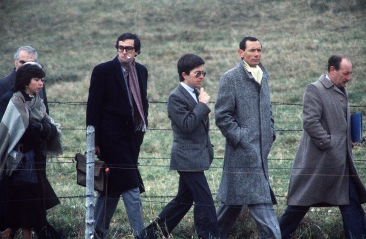 Au centre, le juge Jean-Michel Lambert, lors de la reconstitution de l'assassinat du petit Grégory, le 16 octobre 1984, à Lépanges-sur-Vologne (Vosges). (PATRICK HERTZOG / AFP)