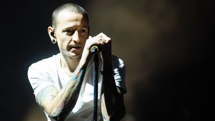 Le chanteur de Linkin Park, Chester Bennington, le 23 novembre 2014, sur la scène de l'O2 Arena à Londres (Royaume-Uni). (JULIE EDWARDS / NURPHOTO / AFP)