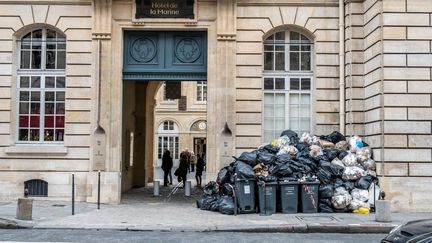 Les déchets s'amoncellent dans les rues parisiennes, en pleine grève des éboueurs contre la réforme des retraites, le 18 mars 2023. (XAVIER DUVOT / HANS LUCAS / AFP)