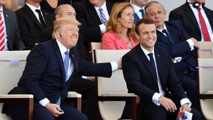 Donald Trump et Emmanuel Macron lors du défilé du 14-Juillet, à Paris, le 14 juillet 2017. (MUSTAFA YALCIN / ANADOLU AGENCY / AFP)