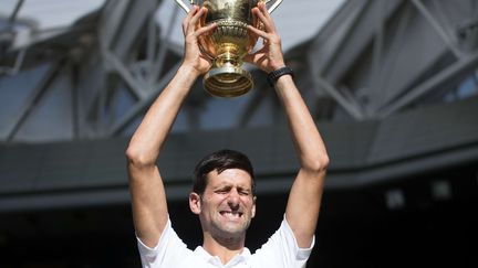 25 mois après son titre à Paris, Novak Djokovic signe son grand retour ! Et c'est à Wimbledon, le 15 juillet 2018, que le Serbe remporte son 13e sacre en Grand Chelem. Il n'a pas laissé la moindre chance (6-2, 6-2, 7-6 [7-3] en 2h18) à Kevin Anderson pour s'offrir une quatrième couronne sur le gazon londonien. (MARK GREENWOOD / SIPA)