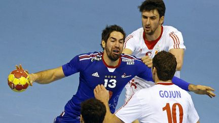 Nikola Karabatic tente de passer en force face à la défense croate (JOSE JORDAN / AFP)