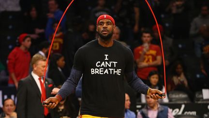 Le basketteur des Cleveland Cavaliers LeBron James porte un t-shirt "I can't breathe" en hommage &agrave; la victime de violences polici&egrave;res Eric Garner, le 8 d&eacute;cembre 2014 &agrave; New York (Etats-Unis). (AL BELLO / GETTY IMAGES NORTH AMERICA)