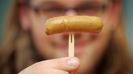 Une saucisse fabriqu&eacute;e &agrave; base de graine de curieux, ou lupin, est pr&eacute;sent&eacute;e lors d'une foire &agrave; Wiesbaden (Allemagne), le 24 janvier 2014. (FREDRIK VON ERICHSEN / DPA / AFP)