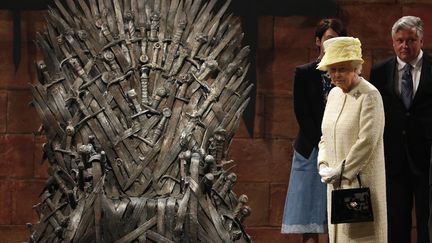 La reine Elizabeth II a plong&eacute; dans les d&eacute;cors de la s&eacute;rie t&eacute;l&eacute;vis&eacute;e &agrave; succ&egrave;s Game of Thrones &agrave; Belfast (Irlande du nord), le 24 juin 2014. (PHIL NOBLE / REUTERS)