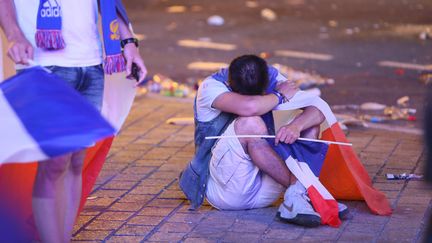 Un Français effondré après la défaite en finale de son équipe face au Portugal, le 10 juillet 2016 à Lens (Pas-de-Calais). (MAXPPP)