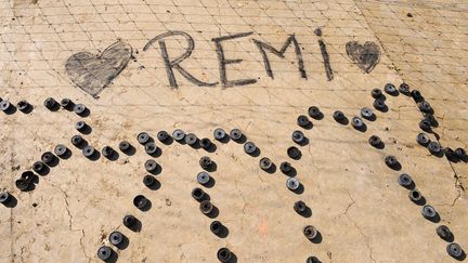 Le pr&eacute;nom de R&eacute;mi Fraisse sur les lieux de sa mort, le 27 octobre 2014 &agrave; Sivens (Tarn). (REMY GABALDA / AFP)