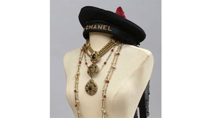 Chanel. Ensemble de bijoux et béret marin en feutre noir rebrodé de l’inscription « Coco Chanel » porté par Inès de la Fressange.
 (Chanel)