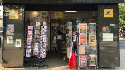 Un kiosque, dans le 12e arrondissement de Paris, qui vend des services de La Poste. (CAMILLE MARIGAUX / RADIO FRANCE)