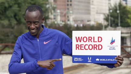 Kelvin Kiptum pose après son record du monde sur le marathon, à Chicago, le 8 octobre 2023. (KAMIL KRZACZYNSKI / AFP)