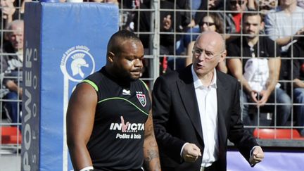 Bernard Laporte, entra&icirc;neur du RC Toulon, aux c&ocirc;t&eacute;s de Matthieu Bastareaud, lors du match Toulon-Brive le 29 octobre 2011. (Boris Horvat / AFP)