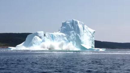 Capture d'&eacute;cran d'une vid&eacute;o montrant un iceberg s'effondre&nbsp;dans la baie des Exploits, au nord de l'&icirc;le de Terre-Neuve. ( YOUTUBE / FRANCETV INFO )