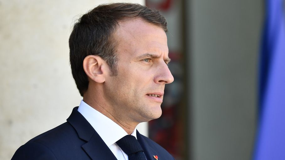 la popularité d emmanuel macron s effondre à gauche mais continue de