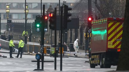 Les enquêteurs près du pont Westminster, à Londres, au lendemain de l'attaque qui à fait quatre morts, dont l'assaillant, et près de 30 blessés.&nbsp; (NEIL HALL / REUTERS / X02954)