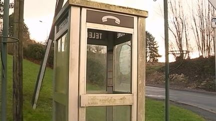 Elles font partie de notre patrimoine et pourtant, comme le Minitel vaincu par Internet il y a six ans, elles auront bientôt disparu du paysage. Les cabines téléphoniques sont devenues trop chères à entretenir pour leur utilisation dérisoire. Vous n’en verrez donc plus à partir du 31 décembre. Reportage dans le Pas-de-Calais. (FRANCE 3)