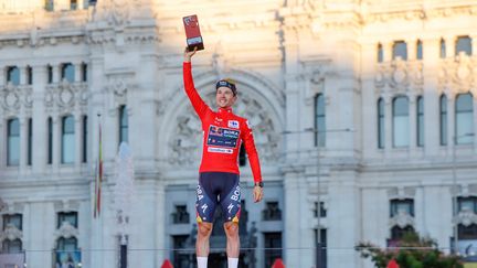 Primoz Roglic célèbre son nouveau titre sur la Vuelta, le 8 septembre 2024, à Madrid. (OSCAR DEL POZO / AFP)