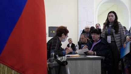 Des réfugiés ukrainiens votent au référendum d'annexion organisé par la Russie à Rostov-sur-le-Don, le 24 septembre 2022.&nbsp; (STRINGER / AFP)