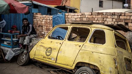 Increvables ou presque, faciles à réparer, économiques en carburant: c'est la recette du succès de la 4L et de la 2 CV à Madagascar.&nbsp; (MARCO LONGARI / AFP)