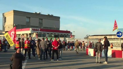 Face à la pénurie de carburant, le gouvernement vient de lever un tabou, dans la matinée du mardi 11 octobre, en n'excluant pas de réquisitionner les salariés des raffineries en grève. (FRANCE 3)