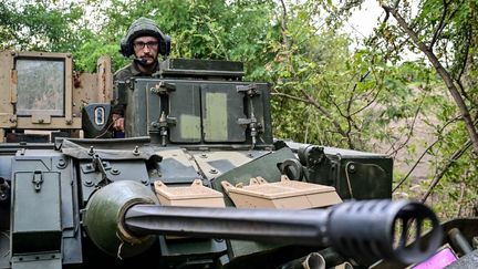 Un soldat ukrainien pose, le 6 septembre 2023, près du village de Robotyné (Ukraine), qui a fini par être repris par les forces ukrainiennes le 18 septembre 2023. (DMYTRO SMOLIENKO / NURPHOTO / AFP)