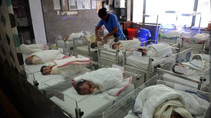 Une maternité dans un hôpital de Calcutta (Inde), en 2010. (DESHAKALYAN CHOWDHURY / AFP)