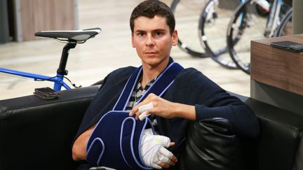 Warren Barguil, bras en écharpe, en janvier 2016 après son accident (BRUNO PERREL / MAXPPP)