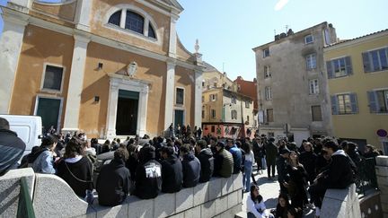 Des lycéens rassemblés devant la cathédrale d'Ajaccio, le 22 mars 2022, en hommage à Yvan Colonna. (PASCAL POCHARD-CASABIANCA / AFP)