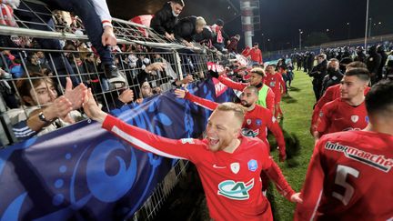 Le bonheur des joueurs de Cannes, tombeurs de Dijon en 32es de finale de la Coupe de France, qui peuvent communier avec leur public, le 18 décembre 2021. (MAXPPP)