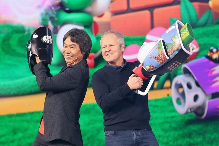 Shigeru Miyamoto, créateur de Super Mario, et Yves Guillemot, co-fondateur d'Ubisoft Co-founder et CEO (2018)
 (Shigeru Miyamoto et Yves Guillemot (2018))