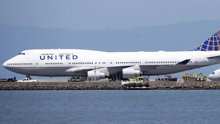 Un Boeing de la United Airlines &agrave; San Francisco (Etats-Unis), le 6 juillet 2013. ( STEPHEN LAM / REUTERS)