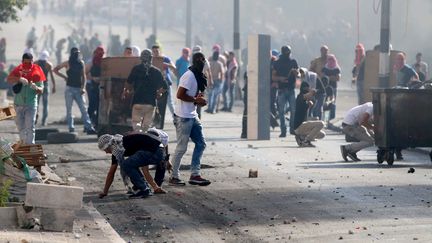 Des Palestiniens jettent des pav&eacute;s contre des soldats isra&eacute;liens, &agrave; Bethl&eacute;em (Cisjordanie), le 16 octobre 2015. (MUHESEN AMREN / ANADOLU AGENCY / AFP)